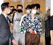 대통령 특별사절 BTS, 빨간 외교관 여권들고 유엔총회 참석 출국