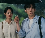 '갯마을 차차차' 신민아X이상이 우산 데이트..비 맞은 김선호
