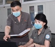 북한, 공무원들도 유니폼 제정..직급·직무별로 구분하기도