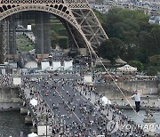 파리 에펠탑에서 아슬아슬 줄타기..70m 높이서 센강 건너