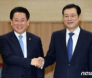 대선 뒤 지방선거..광주시장 이용섭·강기정 '매치' 주목