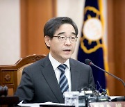 화천대유 대표 "권순일·박영수 자문료 月1500만원, 상응하는 일했다"