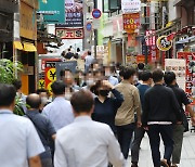 "접종 완료했는데, 저 면제 맞나요?".. 구멍 난 방역 지침에 현장 '오락가락'