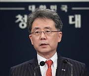 靑 "김현종, 4월에 특보 해촉"..'이재명 지지' 김현종과 선긋기
