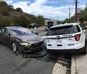 테슬라, 자율주행 확대 예고 vs "기본부터 해결하라"