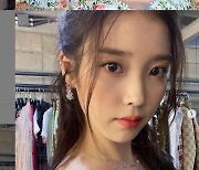 아이유, 어떤 각도도 굴욕 없는 비주얼..예쁨 한도초과[M+★SNS]