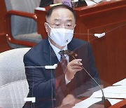홍남기 "9월 중 임시선박 12척 투입.. 수출입 물류 애로 총력대응"