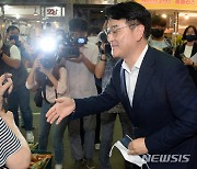 '전주남부시장 찾아 인사 나누는 박용진 후보'
