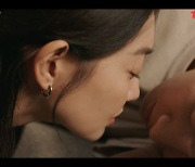 '갯마을 차차차' 신민아, 김선호와 가슴 설레는 포옹 서로 마음 확인했다[종합]