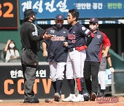 '심판 삼진콜 항의 퇴장' 전준우의 전화위복, 빠진 자리 신용수-나승엽이 승리 발판