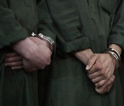 '풀려난 죄수들이..' 피신하는 아프간 여성 판사, 왜?