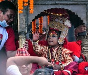 웃지도 걷지도 못하게 강요받는 '살아있는 신' 쿠마리.."아동학대" VS "네팔 전통"