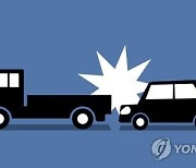김포서 승용차가 갓길 주차된 트럭 추돌..4명 부상