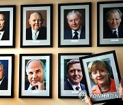(FILE) GERMANY ELECTION FORMER CHANCELLORS