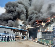 인천 서구 자동차부품공장서 불..검은연기 치솟아