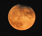 도심 위로 뜨는 한가위 보름달