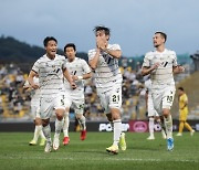 [S코어북] '송민규 천금 결승골' 전북, 광주 원정 2-1 귀중한 승리..선두 탈환