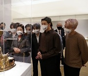 메트로폴리탄 박물관 방문한 김정숙 여사 .."BTS, 예술에 조예"