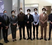 김정숙 여사, BTS와 메트로폴리탄 미술관 한국실 방문