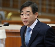 화천대유 대표와 엇갈린 진술.. 권순일 前대법관 '역할 미스터리'