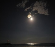 [포토] 구름과 연인과 바다와 등대 사이로 뜬 '한가위 보름달'
