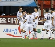 [K리그1 리뷰] '원두재 퇴장' 울산, 리드 지켜내며 포항에 2-1 승..'선두 탈환'