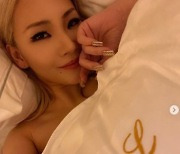 CL, 침대에 누워 매끈 어깨라인 노출..글래머 몸매로 '고혹美'[M+★SNS]