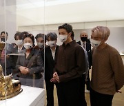 김정숙 여사, BTS와 뉴욕 메트로폴리탄 미술관 방문.."K컬처가 외교사절 역할"