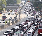 뚫리는 귀경길 '부산→서울 5시간'..정체 1~2시 해소 전망