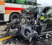 SUV 중앙선 넘어 승용차·버스 충돌..1명 사망· 16명 부상