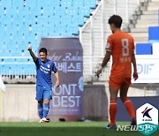 '이기제 펄펄' 수원, 강원에 3-2..11경기만의 승리