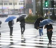 '귀경 운전주의' 밤부터 또 비..내일 오후부터 그쳐