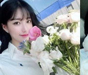 배수진, ♥남친 생겼나? 꽃다발 선물 받고 싱긋 "너무 행복해"