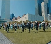 유엔 배경으로 '퍼미션 투 댄스' 군무 펼치는 BTS와 댄서들