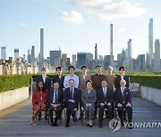 김정숙 여사, BTS와 기념촬영