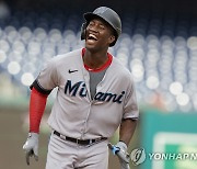 MLB 진기명기..외야 뜬공 맨손으로 잡은 산체스