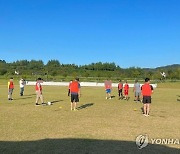 아프간 어린이들과 축구시합 나선 박범계 장관