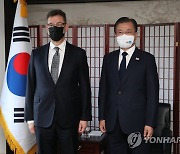 화이자 회장과 기념촬영하는 문 대통령