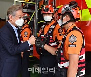 [포토]'소방관 격려하는 이재명'
