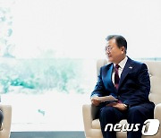 文대통령 "동반자로서 항상 함께"..英 존슨 "탈석탄화 협력 기대"