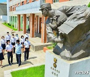 '수령 결사옹위 정신' 배우는 북한 학생들