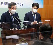 '취재진의 질의에 귀 기울이는 이낙연'