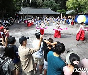 추석 연휴 마지막 날 한국민속촌 찾은 시민들