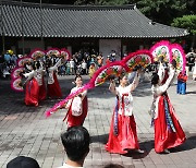 추석 연휴 마지막 날 한국민속촌 찾은 시민들