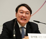 윤석열 "군필자, 부동산 청약시 가점 5점 주겠다"..유승민 "부끄러운 표절"