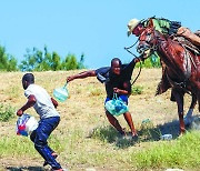 [포토] 가축 몰이하듯 아이티 난민 쫓는 미국 국경순찰대원