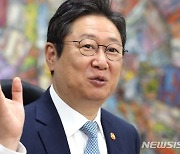 [인터뷰]황희 문체부장관 "북한과 체육교류 단절아냐..간접 소통"