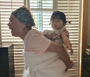 김수미, 손녀 업고 넋 나간 73세 할머니 "하나도 안 힘들다"
