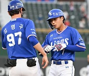 강명구 코치,'김현준 데뷔 첫 안타 축하해' [사진]