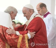 교황 "수술 후 일부 고위 성직자들 새 교황 선출 투표 준비"